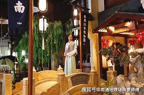 风水师傅，饭店酒店内部的小桥流水是否旺生意呢 2023-06-12 之前某个时候，江苏南通风水命理师、蒋氏三元地理廿五代传人、易经风水研究学者姜军先生，曾经讲述过不少关于饭店酒店各类餐饮方面的风水案例，此次认为，饭店酒店内部的小桥流水造型，对店内生意的影响不能一概而论，关键是要综合各方面情况，才知兴衰与否？到了饭店内部一看，就知道肯定看过风水的，明显经过精心的风水布