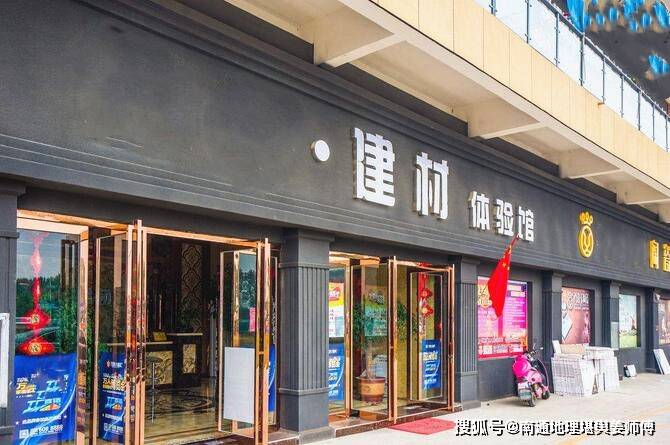 一个桥边一排店面房，风水如何乎？ 2023-05-06 风水师傅以前就听做生意的人说过，桥边的生意不好做，为什么？因为上桥下桥的车流、人流、气流难以融聚，就是容易冲散的意思。做生意的人都知道，人气、地段、位置、停车方便、有店前空地（风水上称为“明堂地”）、有周边商业配套环境、商业氛围、大或小商圈辐射带动……最近，易经风水研究学者、江苏南通风水命理师、蒋氏