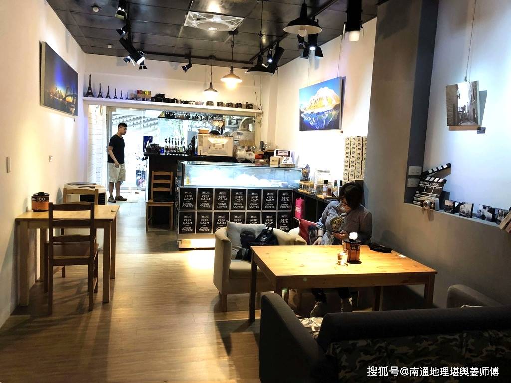 风水师傅说过窄的店铺风水，为何化解上有实际难度？ 2023-05-05 不管是店铺，还是房子的户型，风水上简称为“房型格局”，恰如“人之格局”，因此在选择和使用上需格外重视一些。店铺门面房户型的好坏会直接或间接地的影响着“宅户型”的风水气场，同时对应的风水气场又会直接的关系着店铺的生意好差。有时遇到比较狭长的店面房，现在这种情况比较常见，通常单独 的一间，在化解上比较有实