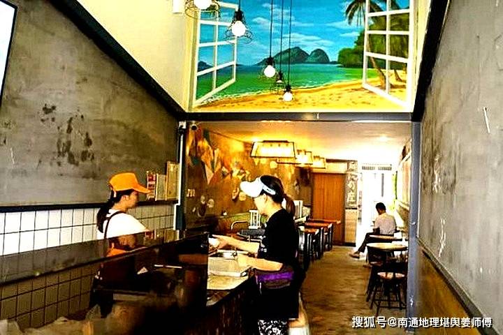 风水师傅说过窄的店铺风水，为何化解上有实际难度？ 2023-05-05 不管是店铺，还是房子的户型，风水上简称为“房型格局”，恰如“人之格局”，因此在选择和使用上需格外重视一些。店铺门面房户型的好坏会直接或间接地的影响着“宅户型”的风水气场，同时对应的风水气场又会直接的关系着店铺的生意好差。有时遇到比较狭长的店面房，现在这种情况比较常见，通常单独 的一间，在化解上比较有实