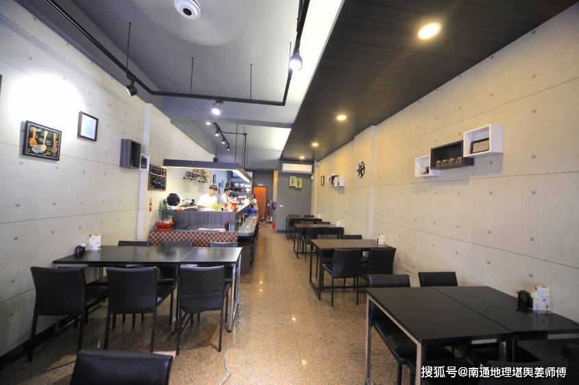 风水师傅说过窄的店铺风水，为何化解上有实际难度？ 2023-05-05 不管是店铺，还是房子的户型，风水上简称为“房型格局”，恰如“人之格局”，因此在选择和使用上需格外重视一些。店铺门面房户型的好坏会直接或间接地的影响着“宅户型”的风水气场，同时对应的风水气场又会直接的关系着店铺的生意好差。有时遇到比较狭长的店面房，现在这种情况比较常见，通常单独 的一间，在化解上比较有实
