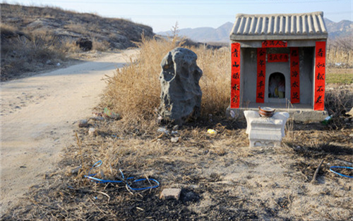 “土地爷、土地奶”隔空制人 2016-04-07 今年夏天，在苏北城郊看的风水，也是在整理资料时发现的，认为很有新意!拿出来与大家畅谈一下，相信大家只要···