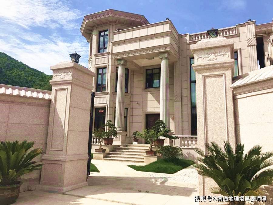 看风水的师傅怎么说，在住宅风水环境中有无犯的错误（上篇） 2024-11-27 现在的住宅环境可以说越来越好了、越讲究了！经济相对发达的地方，不论城市还是郊区或者乡下，住宅的档次和品质越来越高了。大家都懂得住宅环境是十分关系人的心情、健康、寿命、运气和气势的，甚至越来越重视风水的优和劣。最近，江苏南通风水命理师、蒋氏三元地理廿五代传人、易经风水研究学者姜军先生，根据所经历的风水
