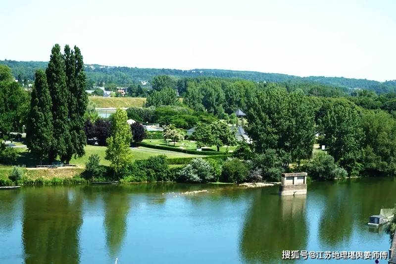 有条贯穿南北的支流，两岸住宅风、水及命运不一样 2024-01-23 风水师傅就是跑来跑去，哪里需要就出现在哪里。因为行业的特殊，遇到各种各样的事情也多，所以故事可能也比较多。一日，到一个乡郊看一李老板的祖宅，想翻新重建一下，同时再看一下阴宅风、水，就是图个平安顺利，别无他求。这位李老板的祖宅东侧有条南北贯通的河流，看着像条支流，这条河的东西两岸都住着人家，一栋一栋的